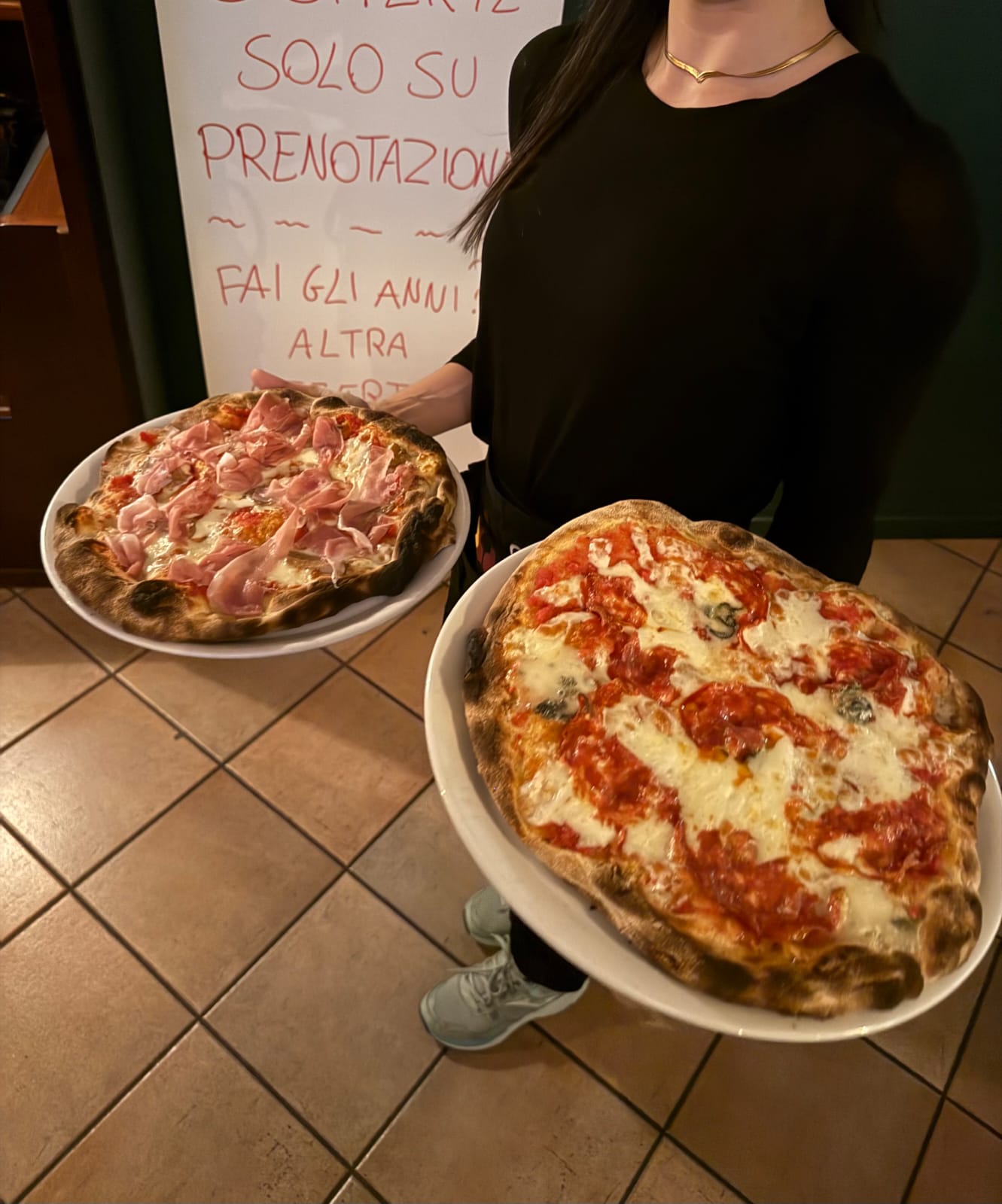 Pizze appena servite nella sala di Inolim Pub